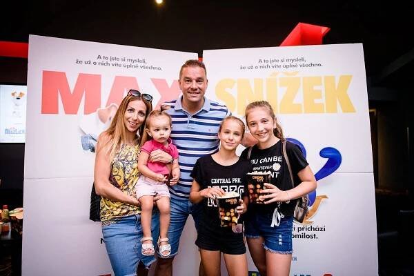 Brněnské celebrity vyrazily do kina: Markus v obležení žen, Erbová bude za chvíli odhánět nápadnice! - Tojesenzace.cz