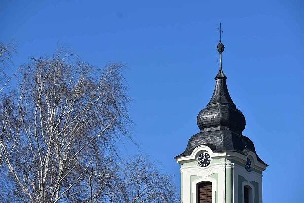 Svobodné Heřmanice leží na hranici okresů Bruntál a Opava. Máme je spojené hlavně se zatopeným břidlicovým lomem Šifr.