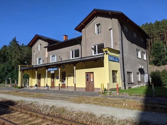 Soubor:Bělá pod Bezdězem - železniční stanice (září 2020).jpg