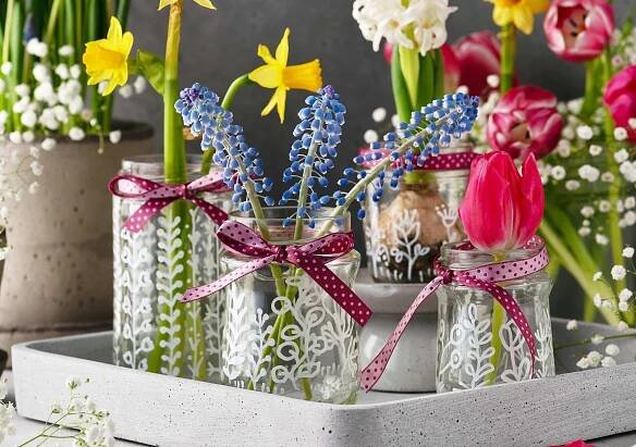 Proměňte zavařovací sklenice v půvabné jarní vázičky. Máme pro vás jednoduchý DIY návod