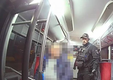 Muž přebral alkoholu, na konečné zastávce autobusu ho museli vyvést strážníci. Případ bude mít dohru | Městská Policie České