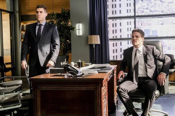 Arrow - Pojídač hříchů - Z filmu - Josh Segarra, Stephen Amell