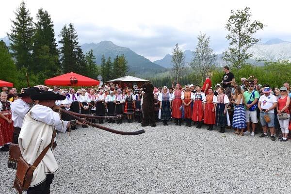 Lúčnica in Tatry – Singing at Štrbské pleso (mountain lake in High Tatras) – Lúčnica