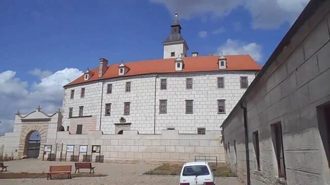 Jevišovice - starý zámek a město