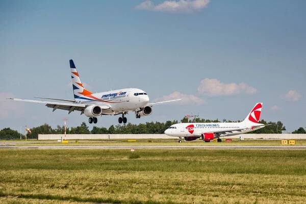 Boeing 737-700 společnosti Smartwings a Airbus A319 ČSA. Foto: Letiště Praha