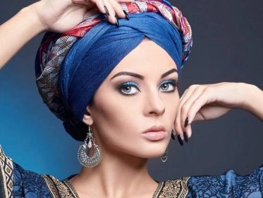 Jak vyrobit turban ze šátku? 46 fotografií Jak si uvázat šátek ve formě turbanu na hlavu vlastníma rukama? Krok za krokem schémata pro ženy