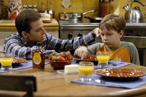 Dva a půl chlapa - Jeďte po Sunsetu, dokud nenarazíte na pekelnou bránu - Z filmu - Jon Cryer, Angus T. Jones