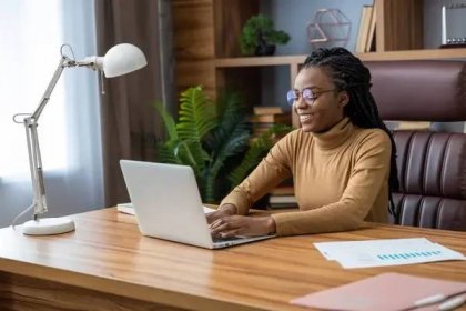 Důvěryhodný pracovník s dredy pracuje dálkově s notebookem a technologií v interiéru domácí kanceláře — Stock obrázek