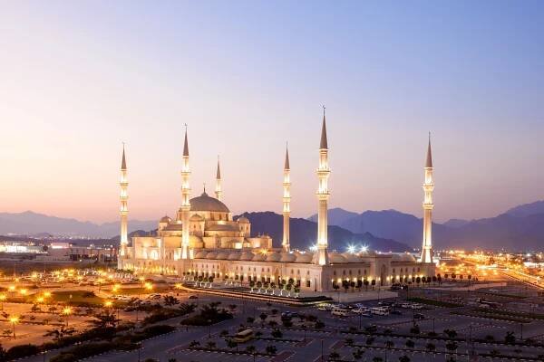 velká mešita šejka zayeda ve fudžaiře, spojené arabské emiráty - sheikh zayed road - stock snímky, obrázky a fotky