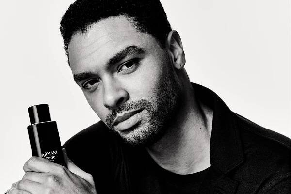 Muži prošli za 18 let zásadní proměnou. Giorgio Armani proto mění ikonický parfém Armani Code, jeho novou tváří je Regé-Jean Page