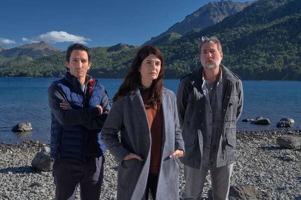 Soledad Villamil, Juan Minujín, and Alberto Ammann in Atrapados (2025)