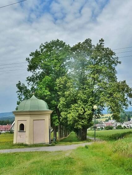 Fotografie - Králíky - kaplička křížové cesty ke klášteru Hedeč - 09.07.2017