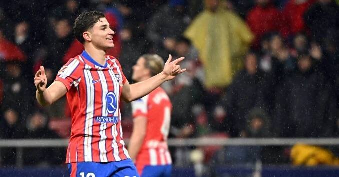 Atlético zareagovalo na ztrátu městského rivala. V roli žolíka se blýskl Álvarez