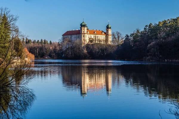Jen 30 minut od Prahy: Zapomenutý zámecký skvost, který si turisté fotí jako zázrak. Otevřen je celoročně - SportDeník