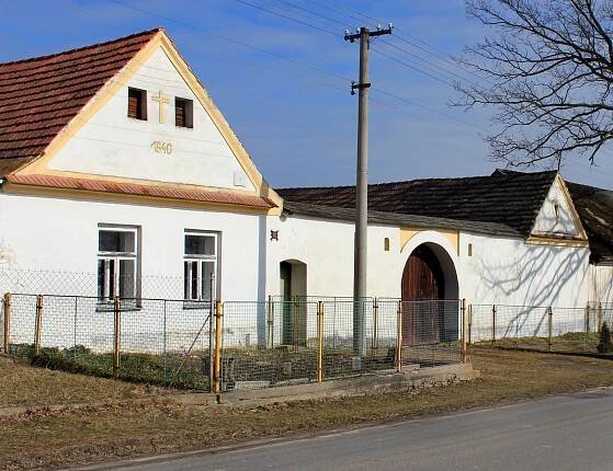Čeština: Bývalý statek v obci Vesce English: Old farm in Vesce village, Czech Republic.