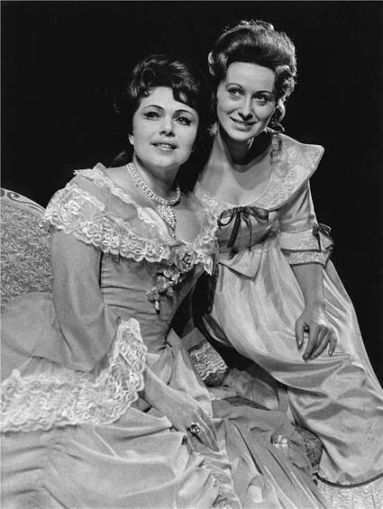 Piková dáma - 24.02.1973, Marcela Machotková (Elisa), Libuše Márová (Pavlína) Foto: Jaromír Svoboda