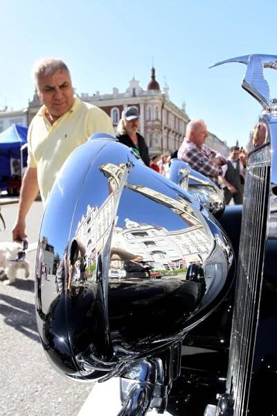 V centru Prostějova se blyštěla historická vozidla