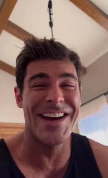 FOTO: Zac Efron mnohým připomíná Davida Hasselhoffa. – stránka 4