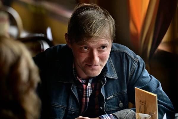 V seriálu Stíny v mlze řeší zločiny, jako dítě byl herec z Havířova samý průšvih