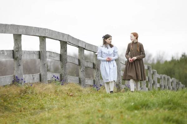 Anne s E na konci - Série 1 - Z filmu - Dalila Bela, Amybeth McNulty
