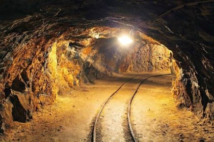 Podzemí dolu tunel, těžební průmysl