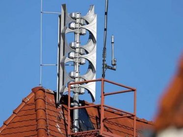 Eine Sirenenanlage auf dem Dach des Turms der Freiwilligen Feuerwehr in Schkeuditz in Sachsen. Mit der 1800 Watt starken Anlage können im Gegensatz zu herkömmlichen Sirenen auch Durchsagen gemacht werden.