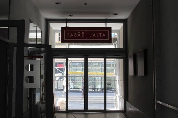 Přijdou náhodou, nebo se jen podívat. Zákazníků je málo, říká prodejkyně z Jalty
