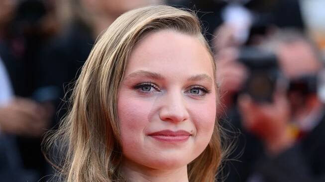 Mia Threapleton, 24, could be mistaken for mother Kate Winslet at the 1998 Oscars - it's uncanny