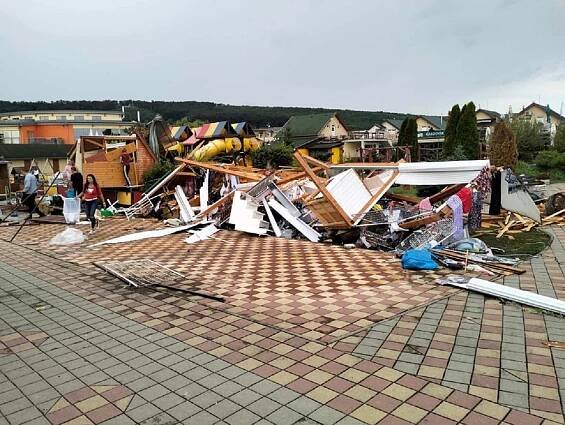 Downburst alebo tornádo? SHMÚ vysvetľuje, čo zničilo kúpalisko v Podhájskej- Hlavné správy