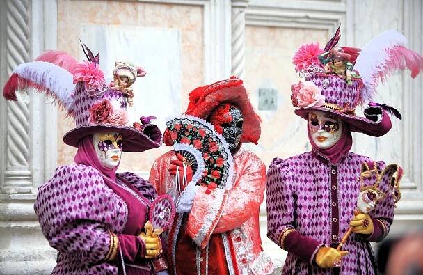 Benátky pobláznil legendární karneval. I svůdník Casanova by se červenal