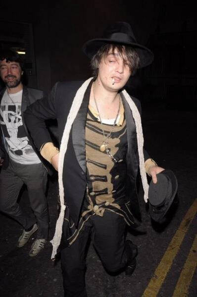Z drogově závislého bouřliváka je usedlý milovník sýrů: Takhle vypadá rocker Pete Doherty, který randil i s Kate Moss
