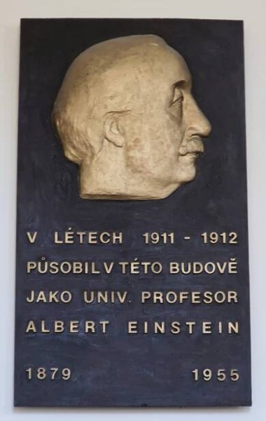 Albert Einstein, Viničná čp. 1594/7