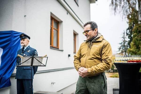 ÚOCHB odhalil pamětní desku věnovanou letci RAF a spisovateli Richardu Husmannovi alias Filipu Jánskému 