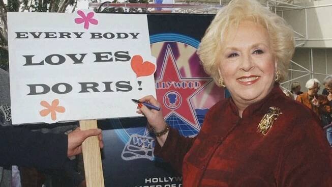 Zemřela americká herečka Doris Robertsová