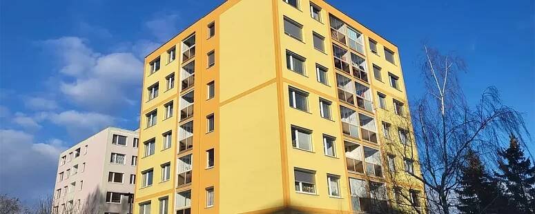Na Křivině 1363/4, rozhovor s předsedou bytového družstva Milanem Šnýdrem – Almma – venkovní rolety, garážová vrata, venkovní