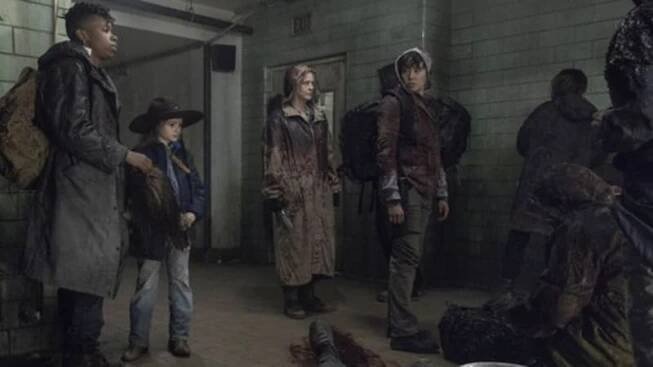 Snímek ze seriálu The Walking Dead (Živí mrtví)