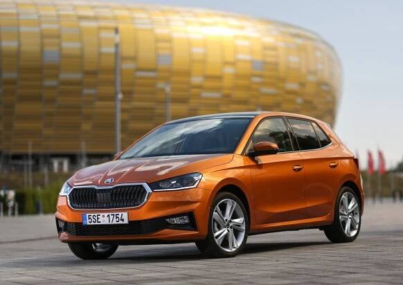Škoda slaví 130 let a rozdává dárky v podobě slev. Jak reagují jiné značky?
