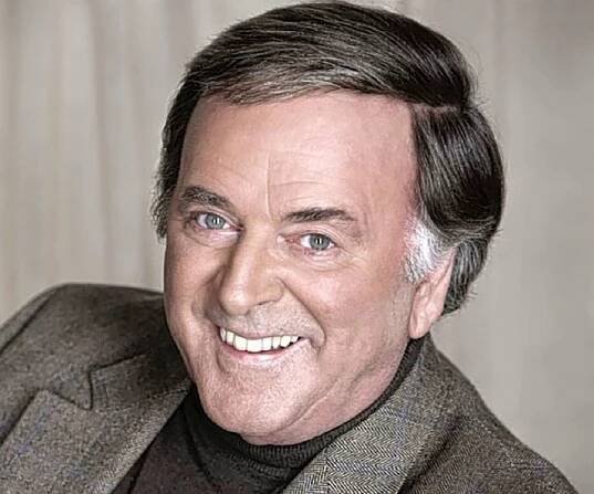 Terry Wogan Biography - Facts, Childhood, Family Life & Achievements