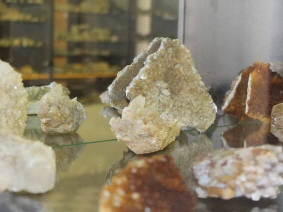 FOTO: Nové muzeum minerálů mají na náměstí ve Velharticích