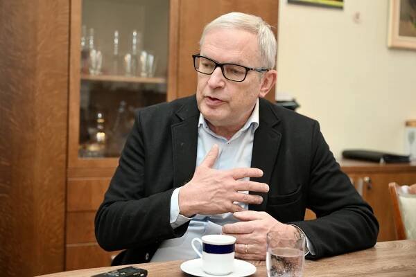 Senátor Smoljak: Je normální, že jsou politici se zpravodajstvím ČT nespokojeni