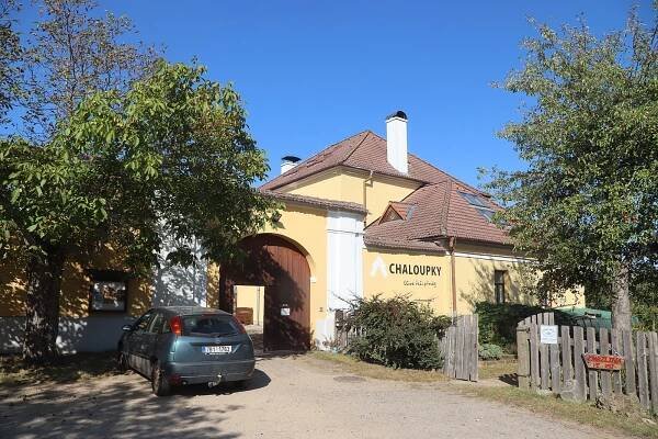 Soubor:Overview of Chaloupky castle near Kněžice, Jihlava District.jpg