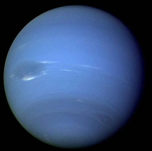 Atmosféru na Neptunu vysvětluje dopad komety