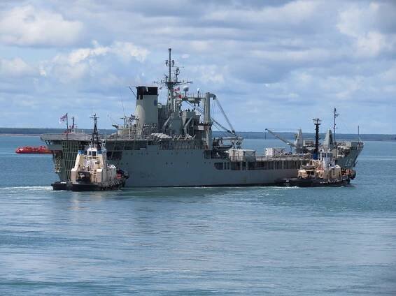 Soubor:HMAS Tobruk Departs Fort Hill Wharf January 2012.jpg – Wikipedie