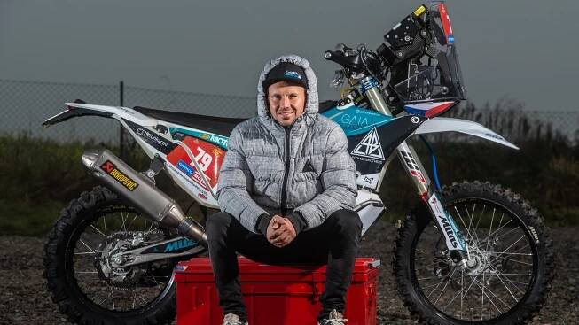 Libor Podmol se připravuje na Dakar. Motorku si bude opravovat sám