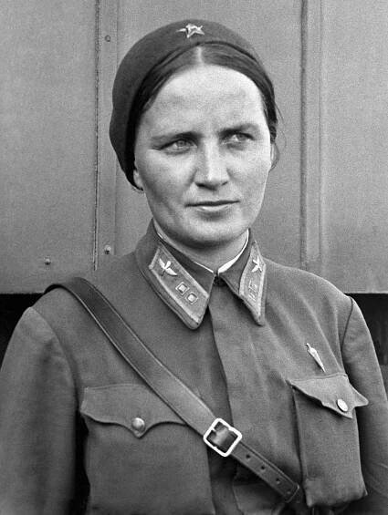 Zakladatelka sovětského ženského bombardovacího pluku Marina Rašková. Původně chtěla být operní pěvkyní.