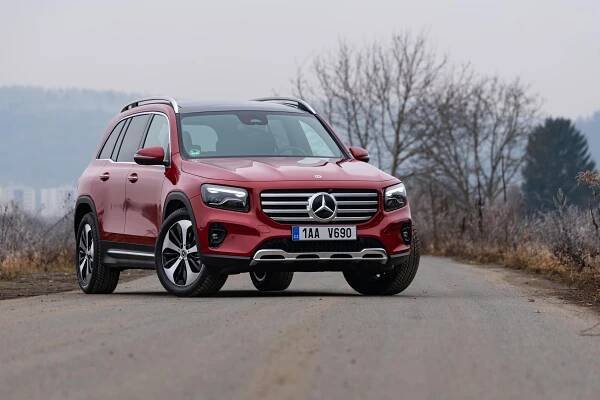 Prémiové SUV nemusí stát miliony: Mercedes GLB nabídne sedm míst a naftu se čtyřkolkou za cenu Kodiaqu