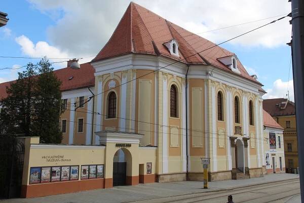 Opravené Vlastivědné muzeum chystá Alfonse Muchu i unikát hlídaný ozbrojenci