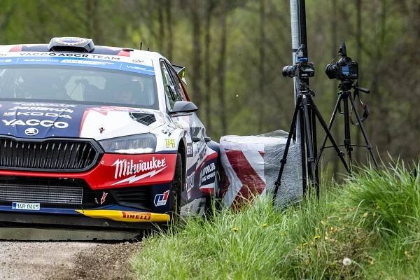 Cais měl při Chorvatské rallye nehodu. Český závodník skončil v rokli