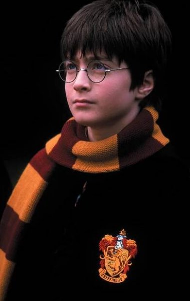 Film na sebe nenechal dlouho čekat. V roce 2001 se v kinech poprvé objevili Harry, Hermiona a Ron, kteří tím zahájili svou hvězdnou kariéru. 
