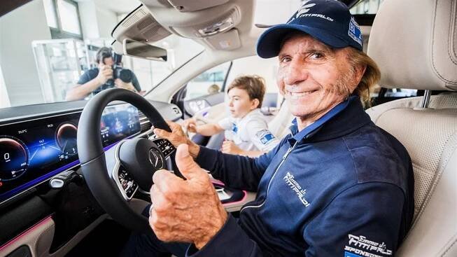 Emerson Fittipaldi a jeho syn Emmo Jr. při testování vozů v Česku